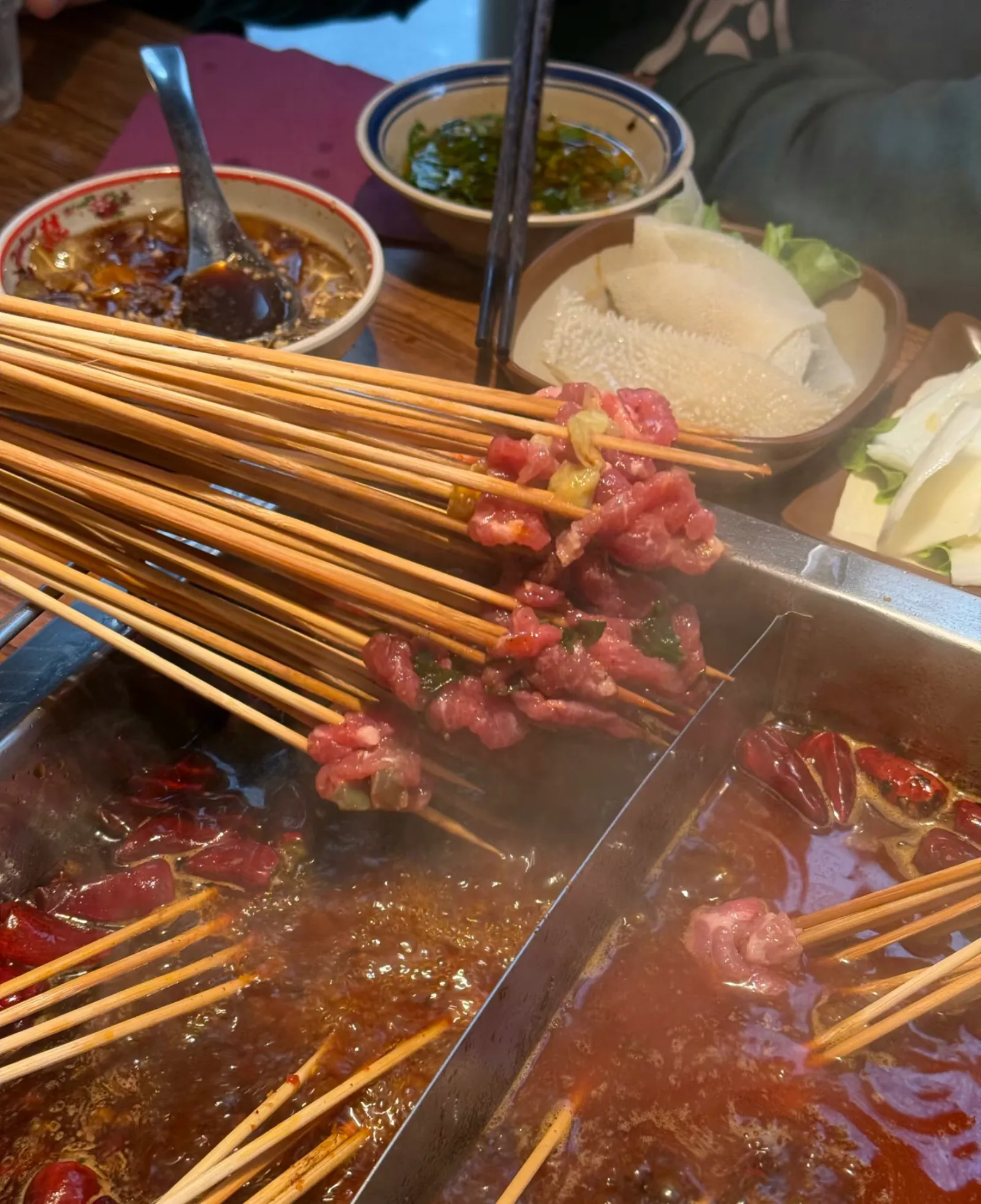 Brochettes de bœuf au-dessus de la marmite fumante