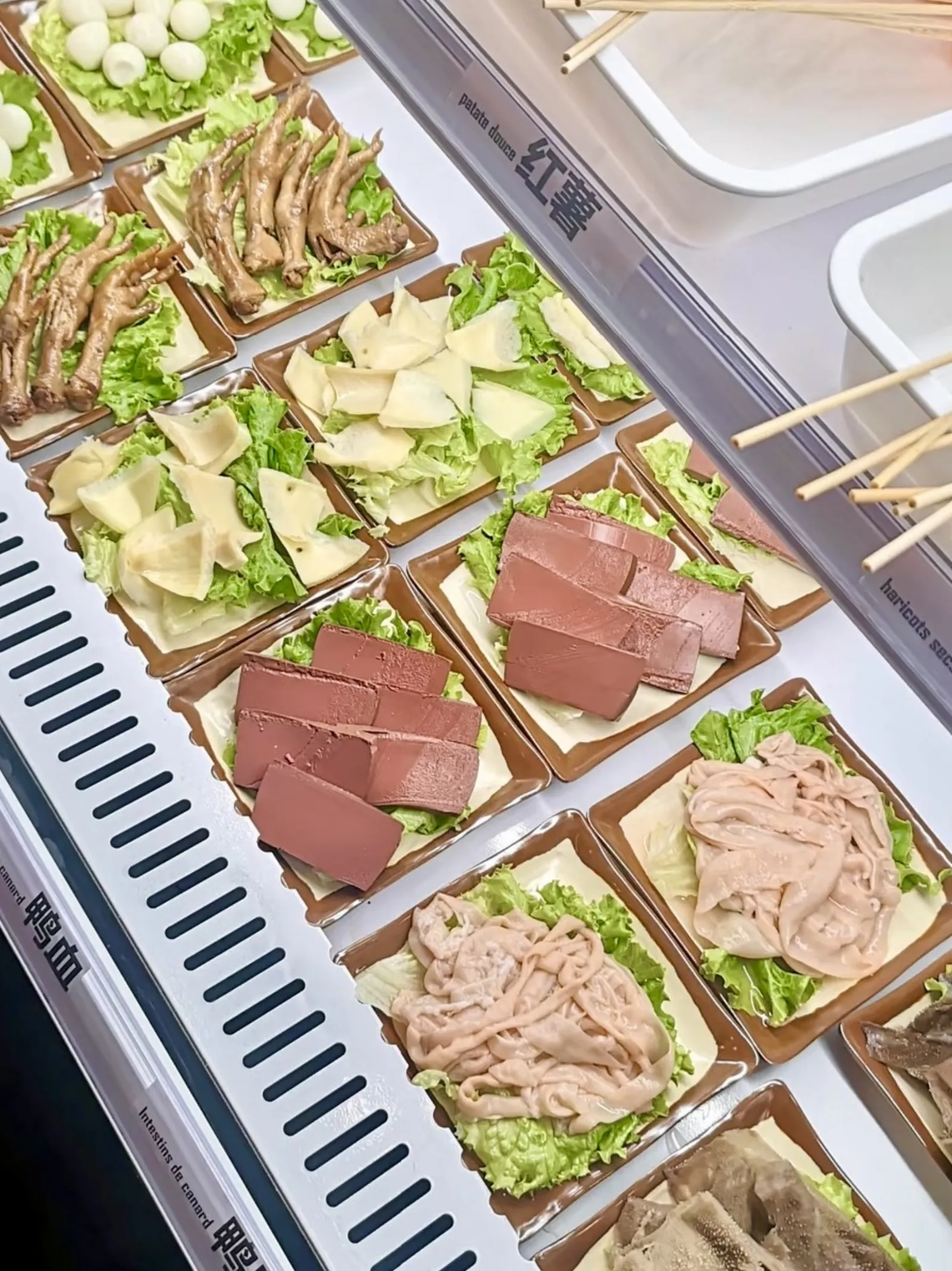 Petites assiettes en libre-service au frigo