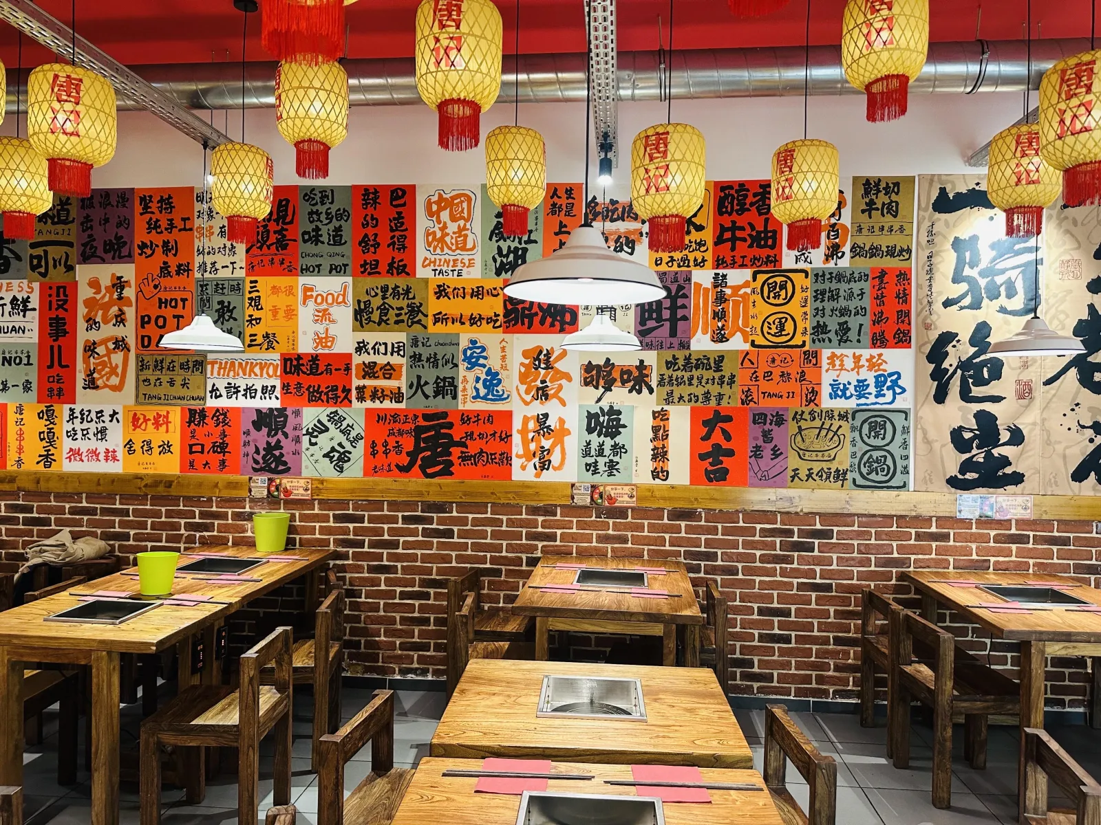 Salle du restaurant avec lanternes et mur d'affiches