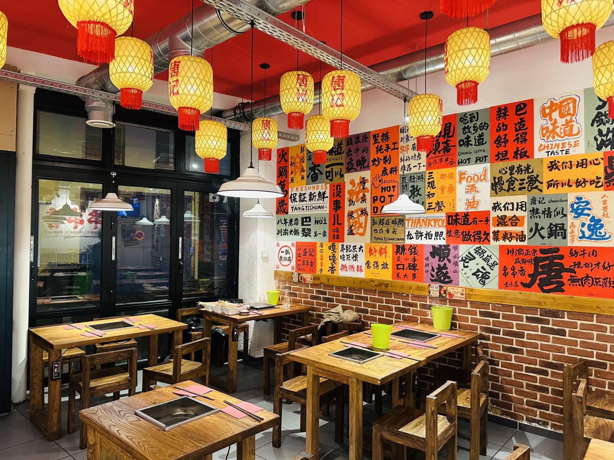Salle du restaurant avec lanternes et tables à marmite